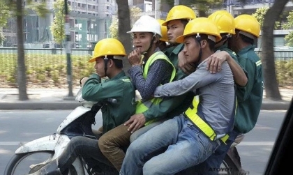 Nghị định 168 - Lỗi trừ 2 điểm GPLX: Điều khiển xe máy chở theo từ 3 người trên xe